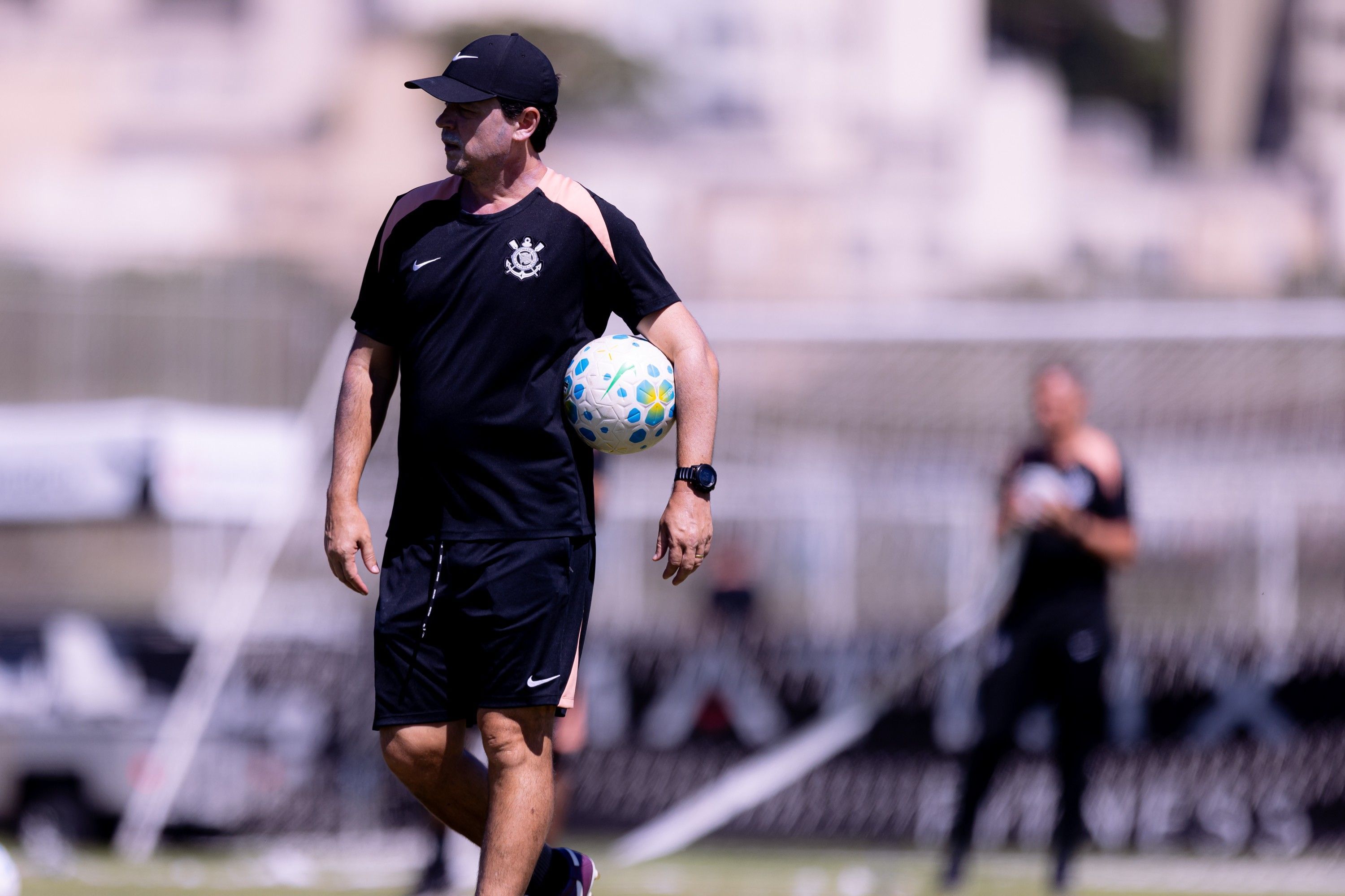 Corinthians: treino tem conversa de Diniz com Memphis, ausências e mais