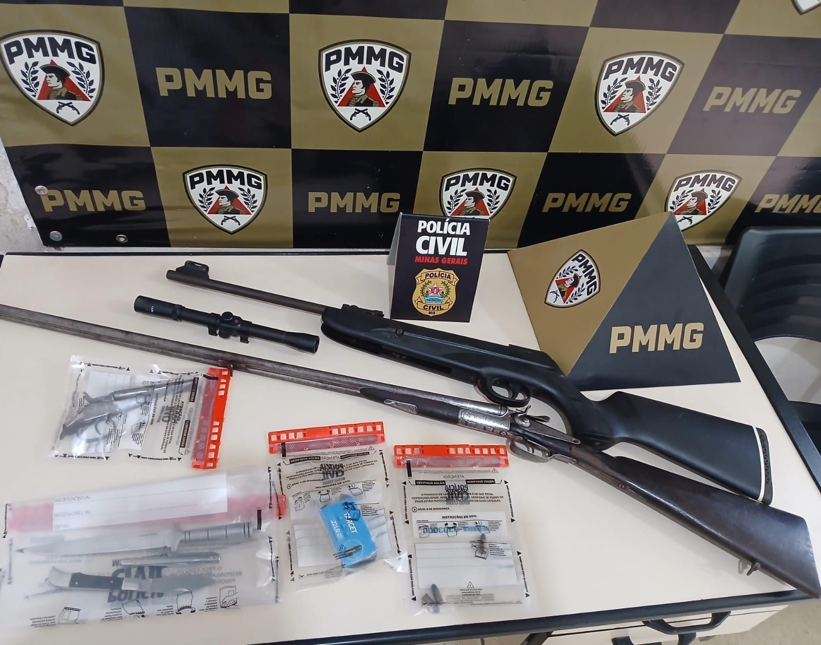 Pai é preso e aluna apreendida com armas e munições em escola de Santo Antônio do Amparo