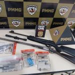 Pai é preso e aluna apreendida com armas e munições em escola de Santo Antônio do Amparo