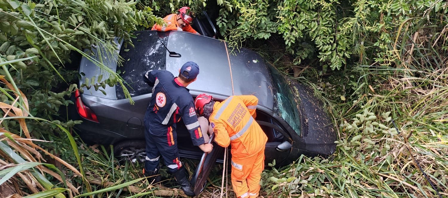 Bombeiros resgatam vítima após carro cair em ribanceira em Alfenas