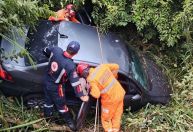 Bombeiros resgatam vítima após carro cair em ribanceira em Alfenas