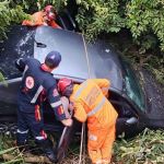 Bombeiros resgatam vítima após carro cair em ribanceira em Alfenas