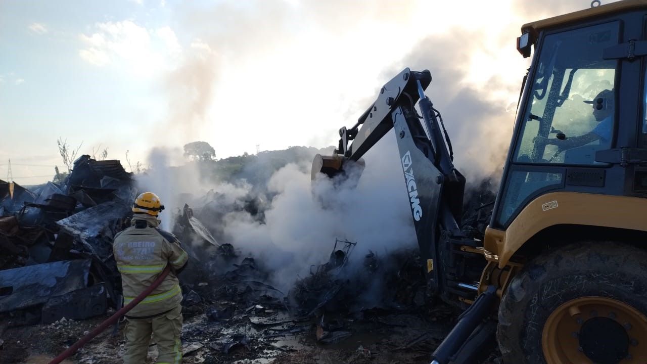 Incêndio destrói aproximadamente 38 toneladas de materiais recicláveis em Nova Resende