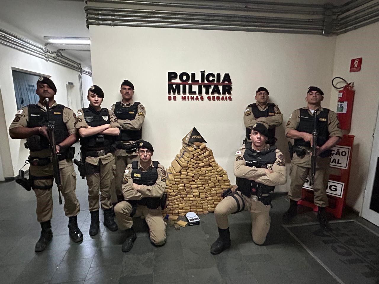 Mais de 200 pacotes de maconha foram apreendidos pela PM em Cambuí