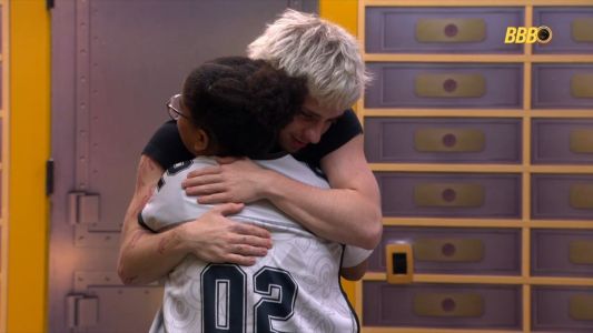 Milena parabeniza Juliano pela vitória na Prova do Finalista • Reprodução/Globoplay