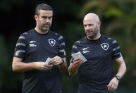 Botafogo encaminha contratação de Franclim Carvalho, ex-auxiliar de Artur Jorge