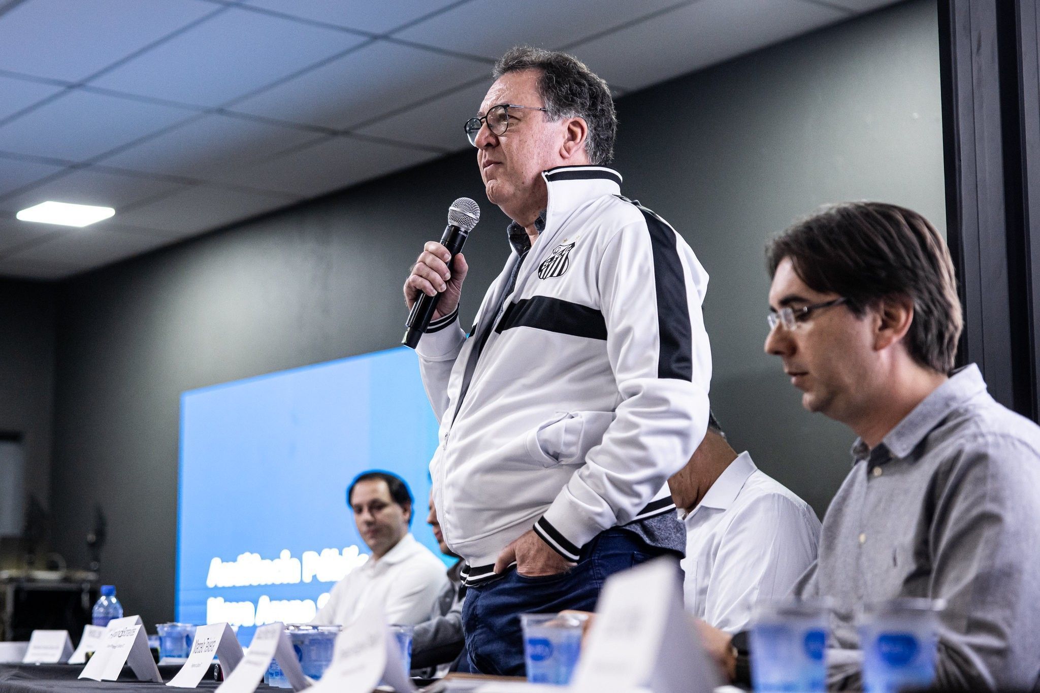 Santos atrasa direitos de imagem, e jogadores se manifestam