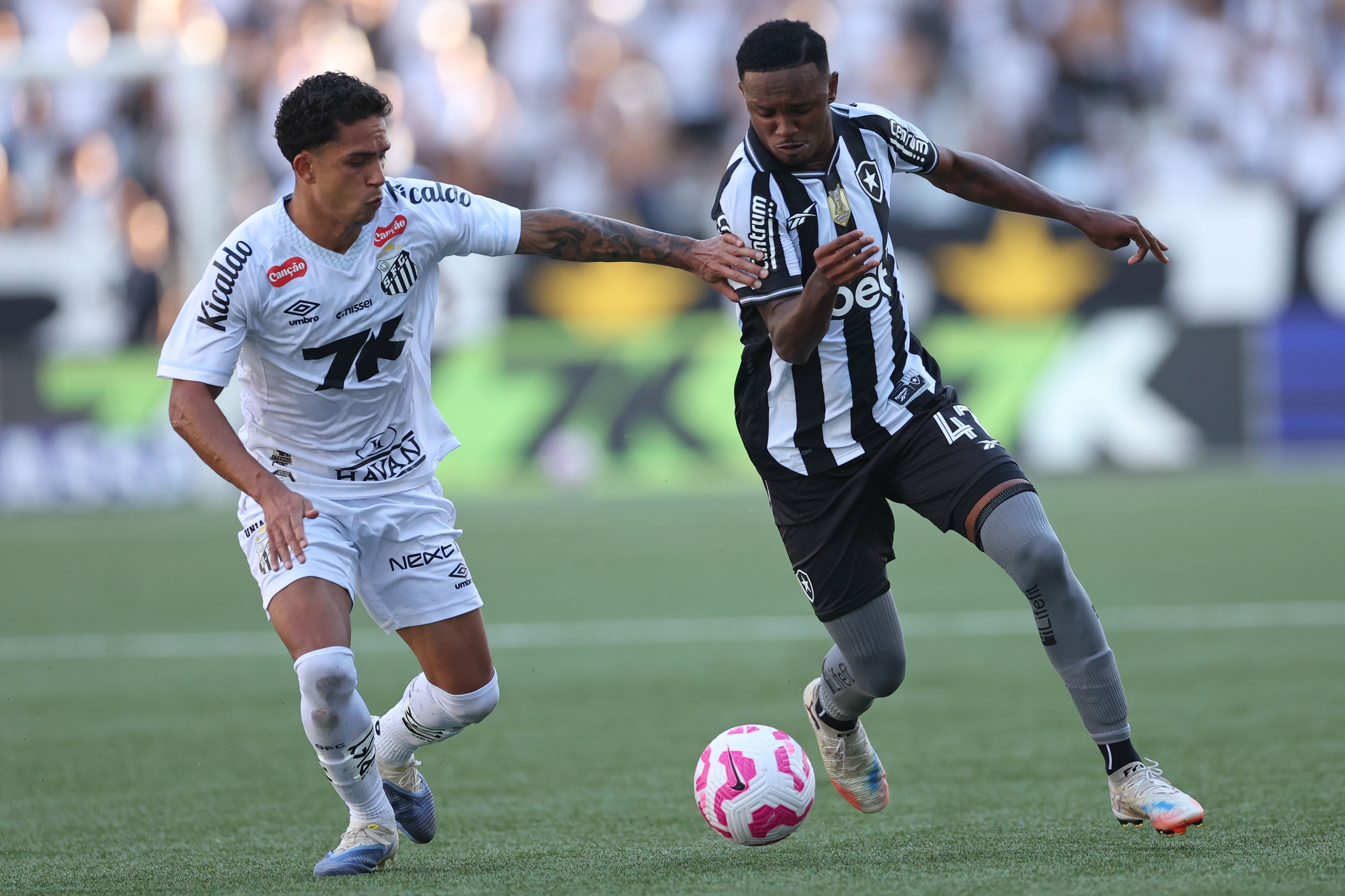 Lyon aciona Fifa e cobra dívida do Botafogo por Jeffinho