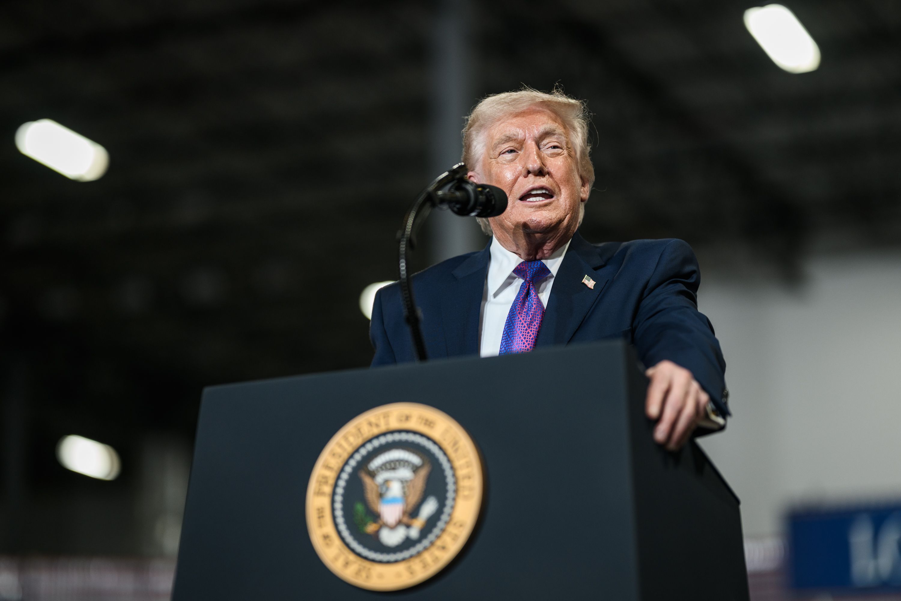 Trump convoca entrevista sobre resgate de militar em caça abatido no Irã