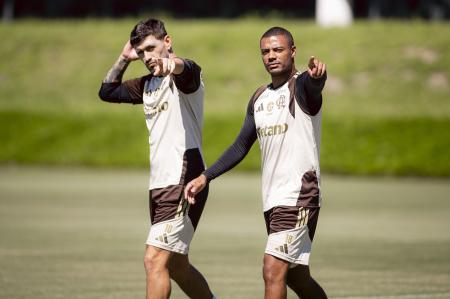 Arrascaeta e De La Cruz devem ser titulares do Flamengo contra o Santos