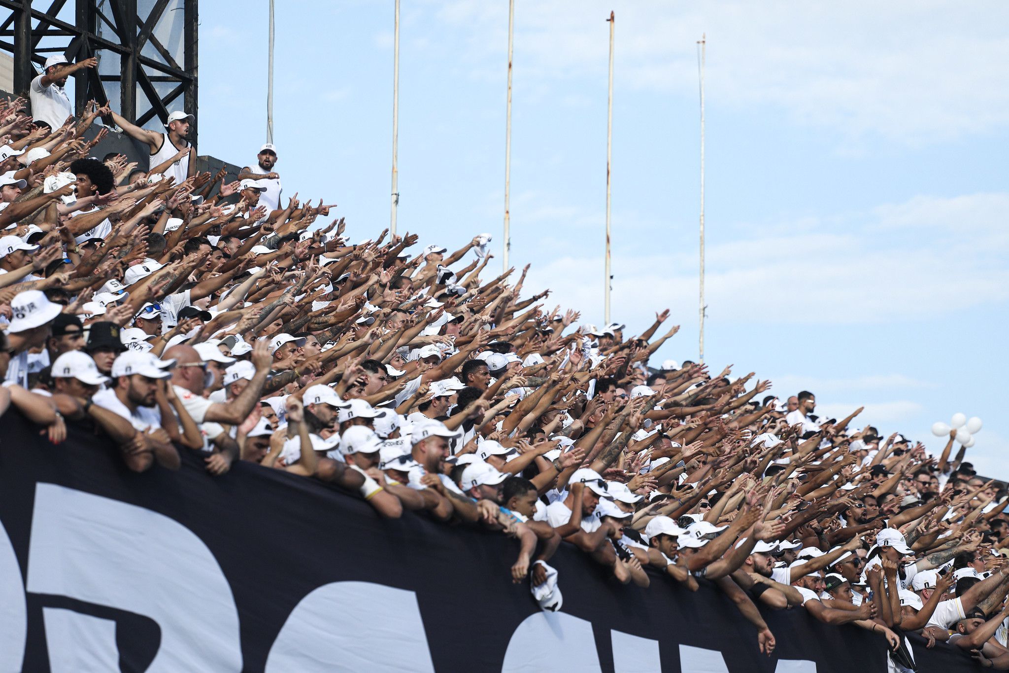 Torcedores organizados do Santos conversam com Cuca e jogadores no CT