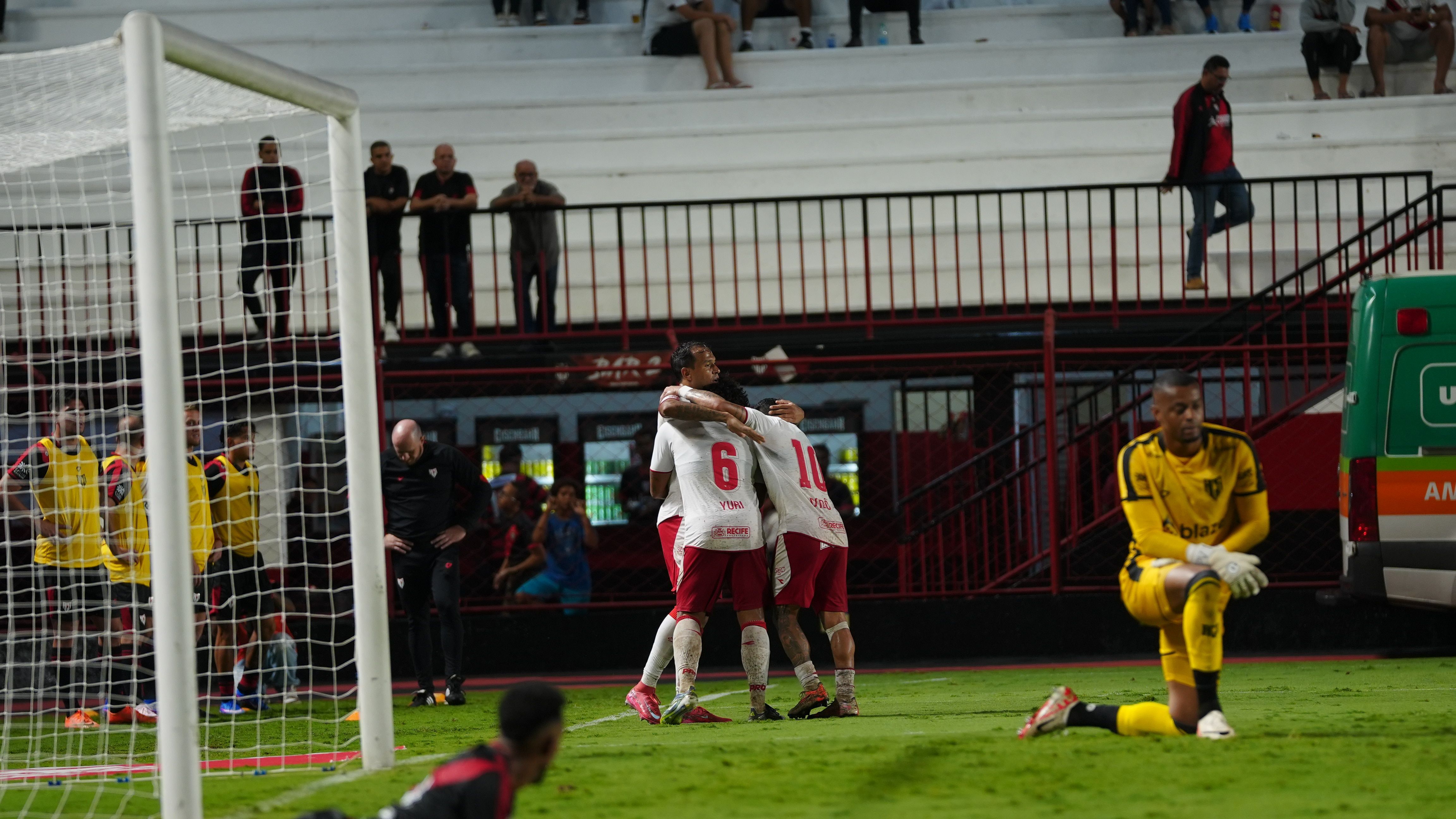 Náutico vira sobre Atlético-GO e conquista primeira vitória na Série B
