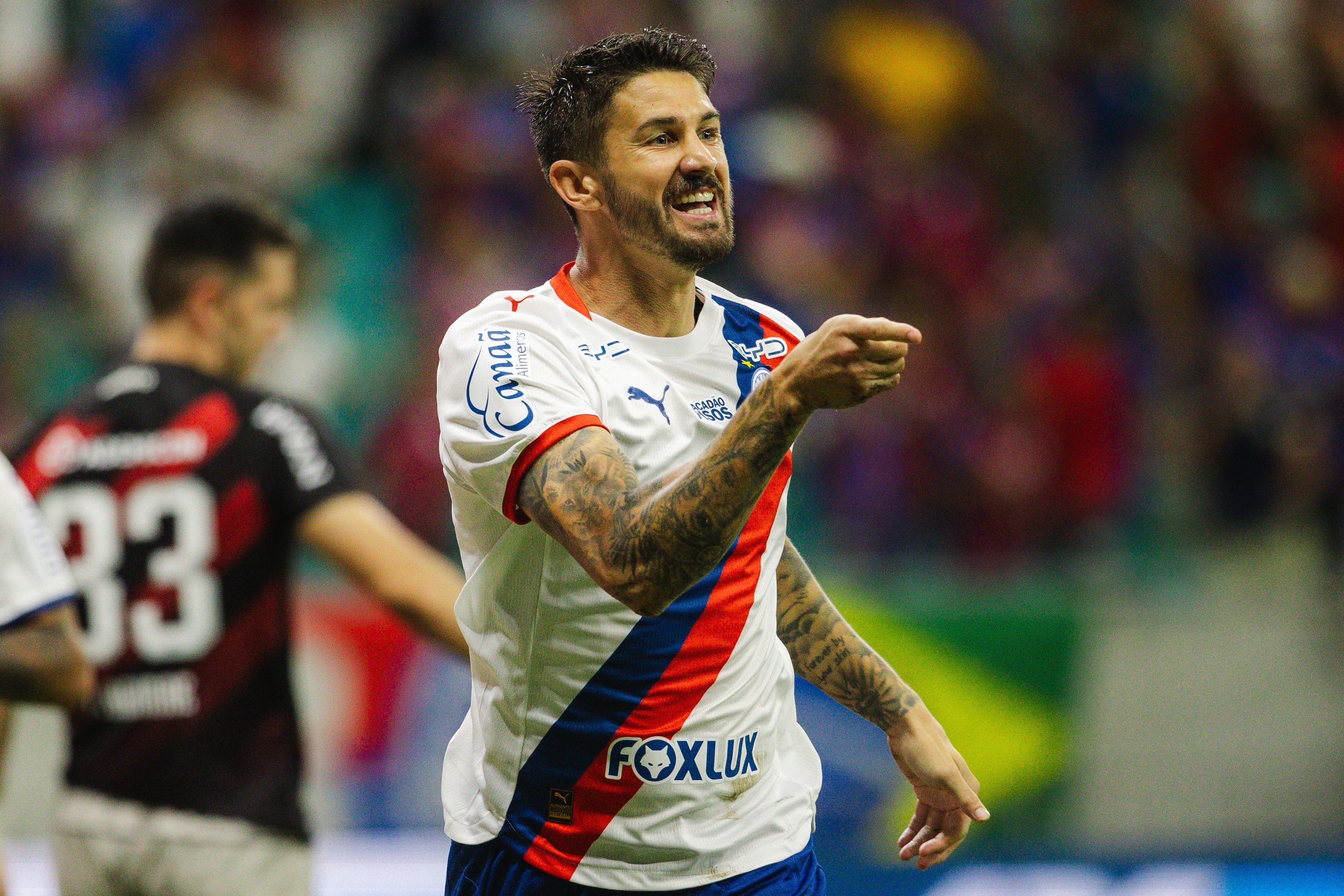 Everaldo decide, Bahia goleia Athletico-PR e segue firme no G4 do Brasileirão