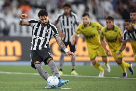 Botafogo x Mirassol: Alex Telles cobra pênalti e coloca o Alvinegro em vantagem • Vitor Silva / Botafogo