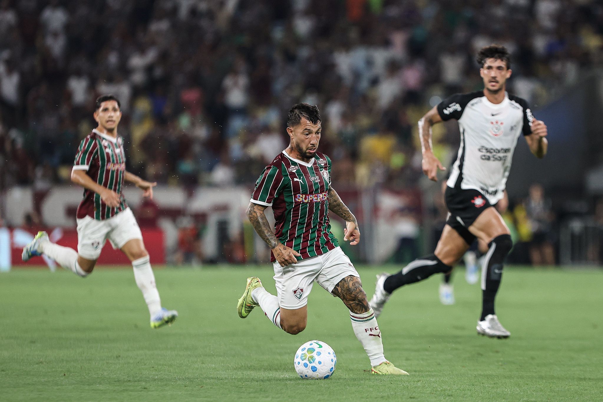 Meia recebe cartão amarelo e desfalca o Fluminense contra o Coritiba