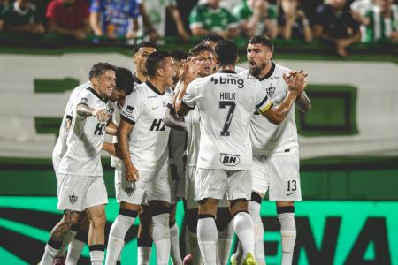 Atlético comemora gol sobre Chapecoense na Arena Condá pelo Brasileirão 2026