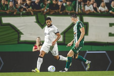 Hulk em ação pelo Atlético contra Chapecoense na Arena Condá