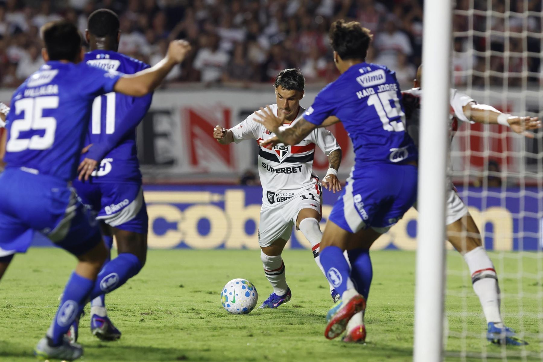 Líder do Cruzeiro manda recado à torcida após goleada do São Paulo: 'Envergonhados'