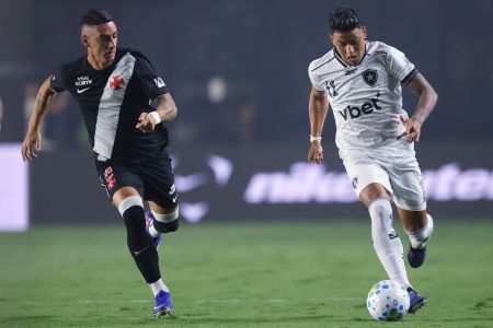 Puma Rodríguez e Matheus Martins no clássico entre Vasco e Botafogo • Vitor Silva / Botafogo