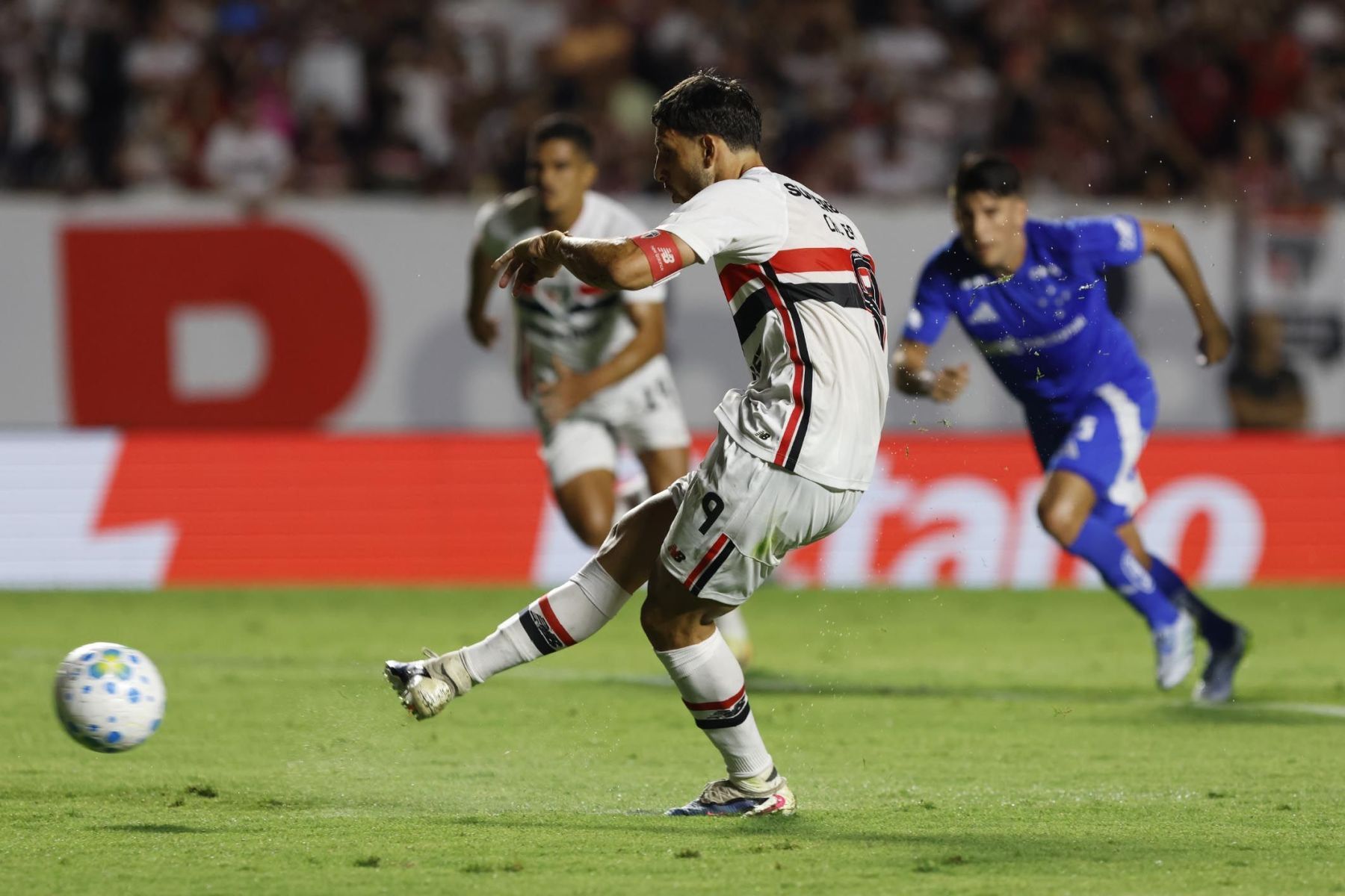 Titular do Cruzeiro reclama de decisão da arbitragem em goleada do São Paulo