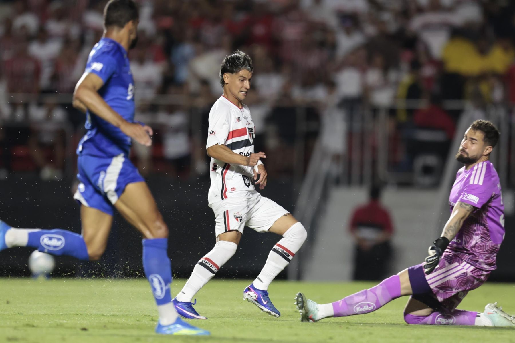 Com show de Ferreirinha, Cruzeiro é goleado pelo São Paulo e segue no Z4 do Brasileirão