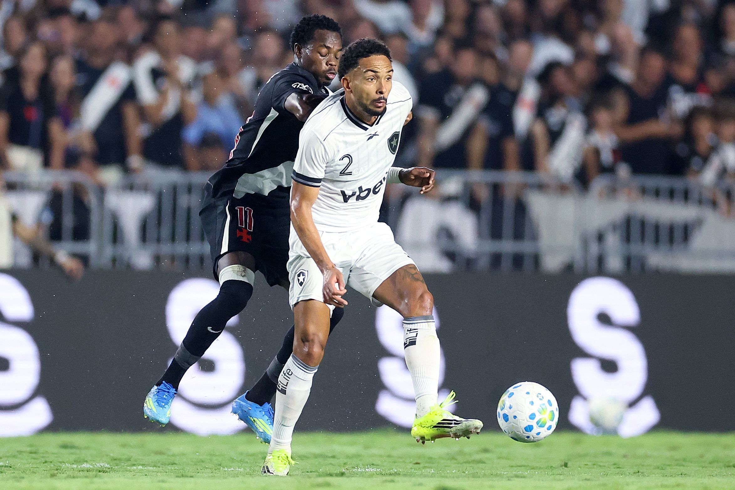 Vitinho revela estudo para parar destaque do Vasco e vibra com reação do Botafogo