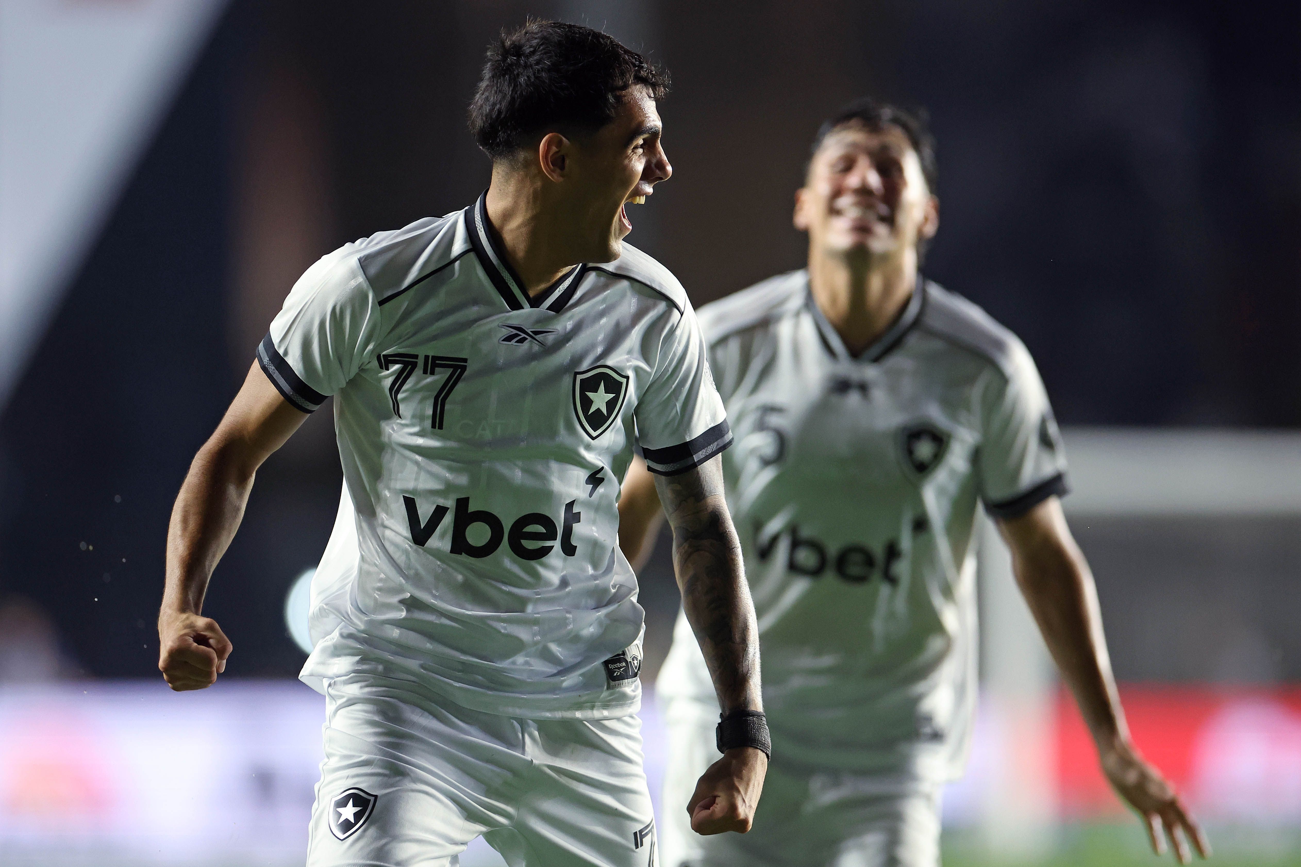 Botafogo vira para cima do Vasco e vence clássico pelo Brasileirão