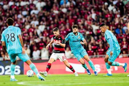 Flamengo x Santos: Jorginho tem a posse de bola entre marcadores adversários • Gilvan de Souza/Flamengo