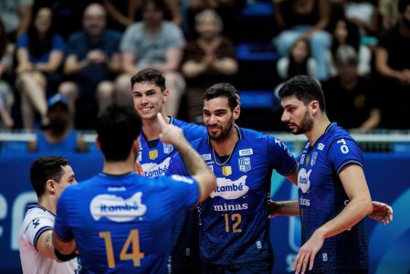 Jogadores comemoram ponto marcado em jogo contra o Suzano