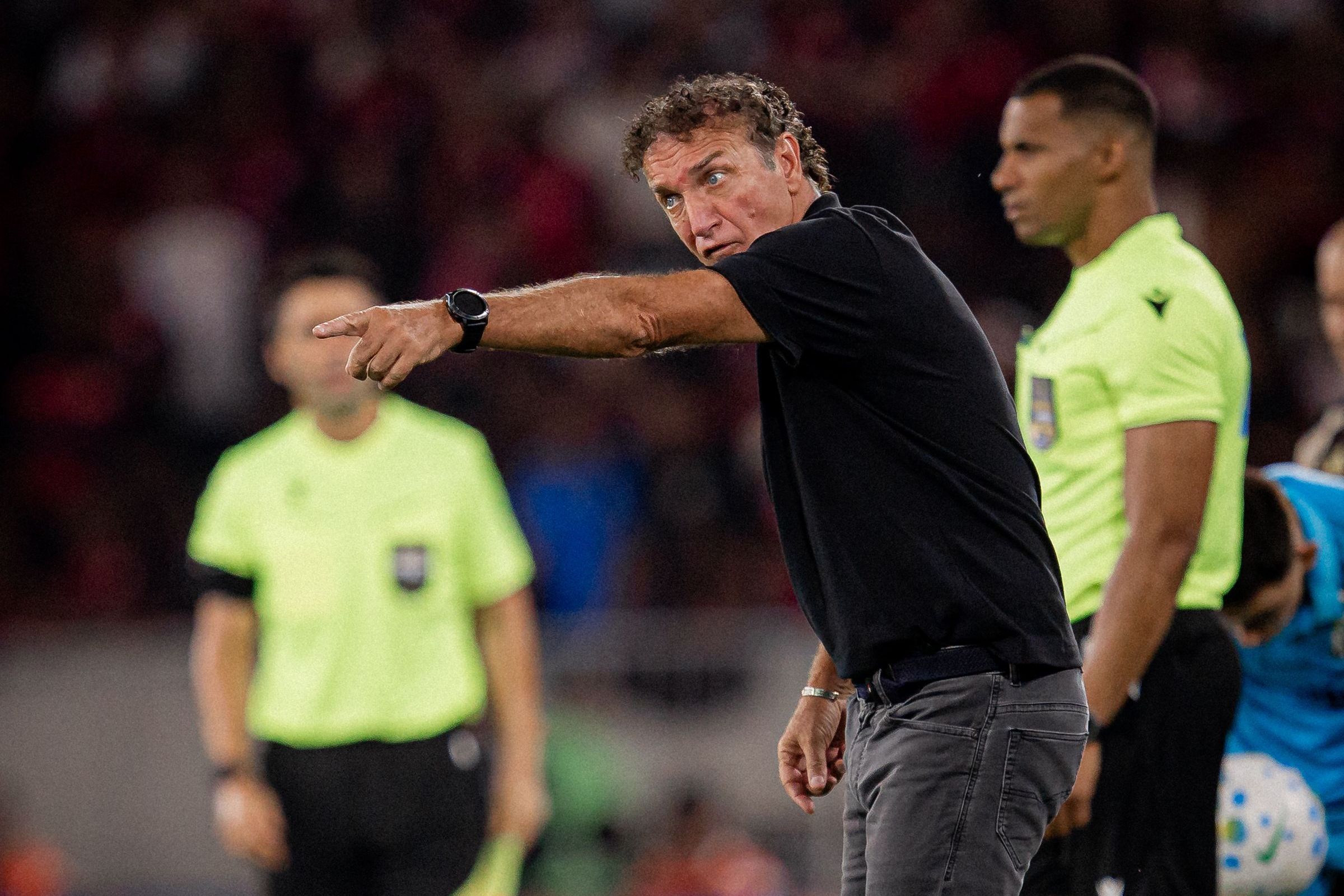 'Gesto obsceno': árbitro revela por que expulsou auxiliar de Cuca em Flamengo x Santos