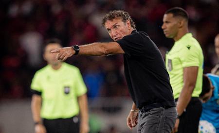 Cuca, técnico do Santos, durante jogo contra o Flamengo, neste domingo (5)