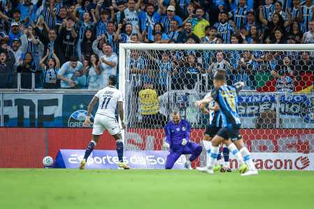 Weverton defende pênalti em Grêmio x Remo, pela Série A