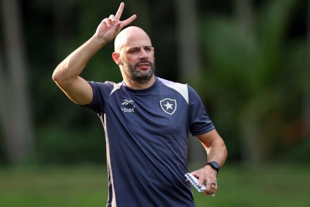 Franclim Carvalho em atividade do Botafogo: o treinador estreia nesta quinta-feira (9)