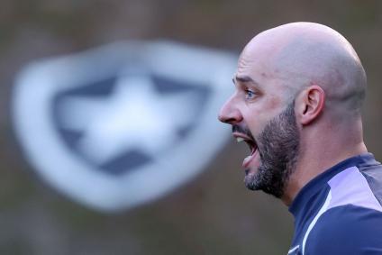 Franclim Carvalho, técnico do Botafogo, no CT Lonier