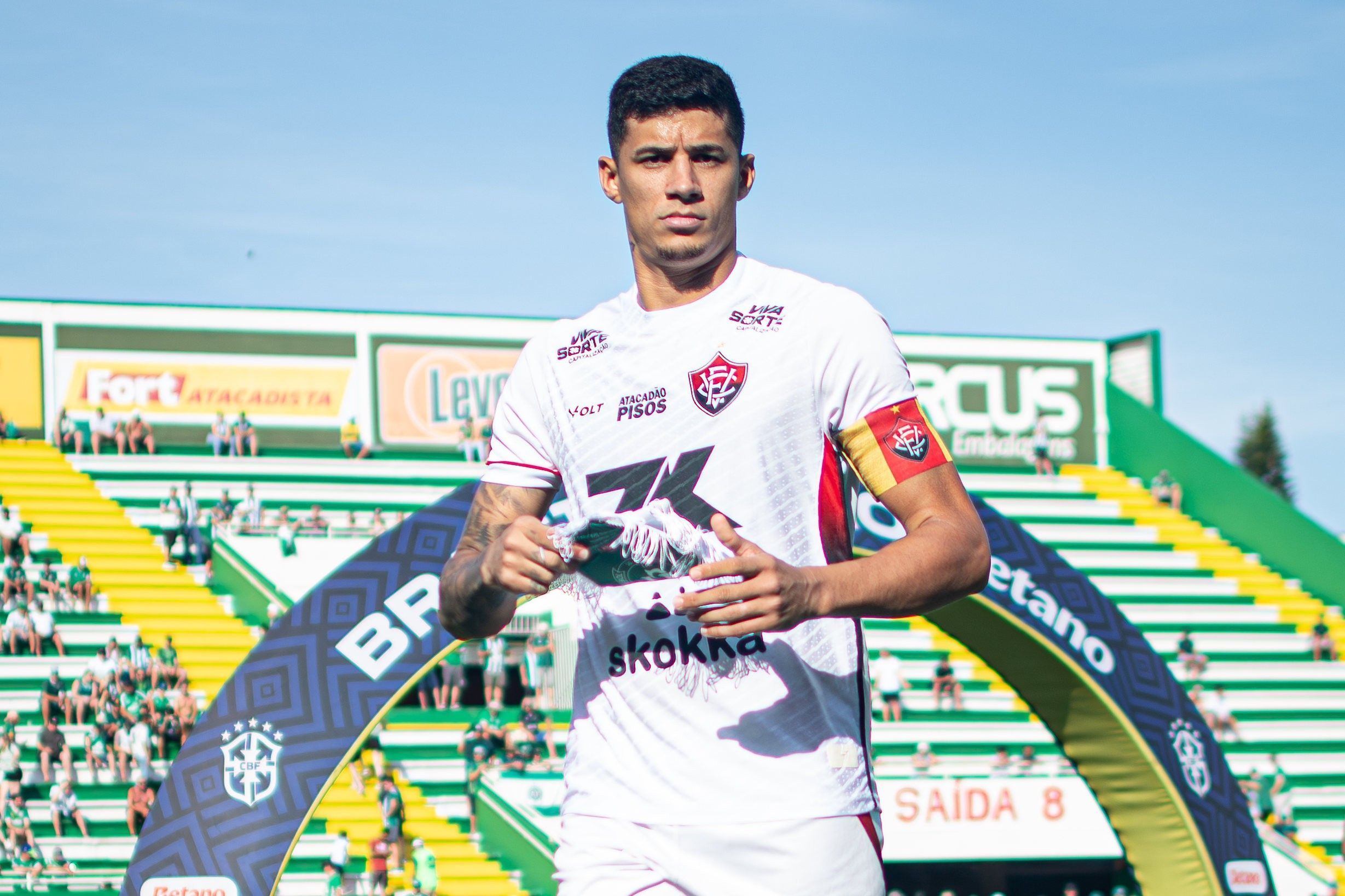 Titular do Vitória fará cirurgia e ficará afastado dos gramados por seis meses