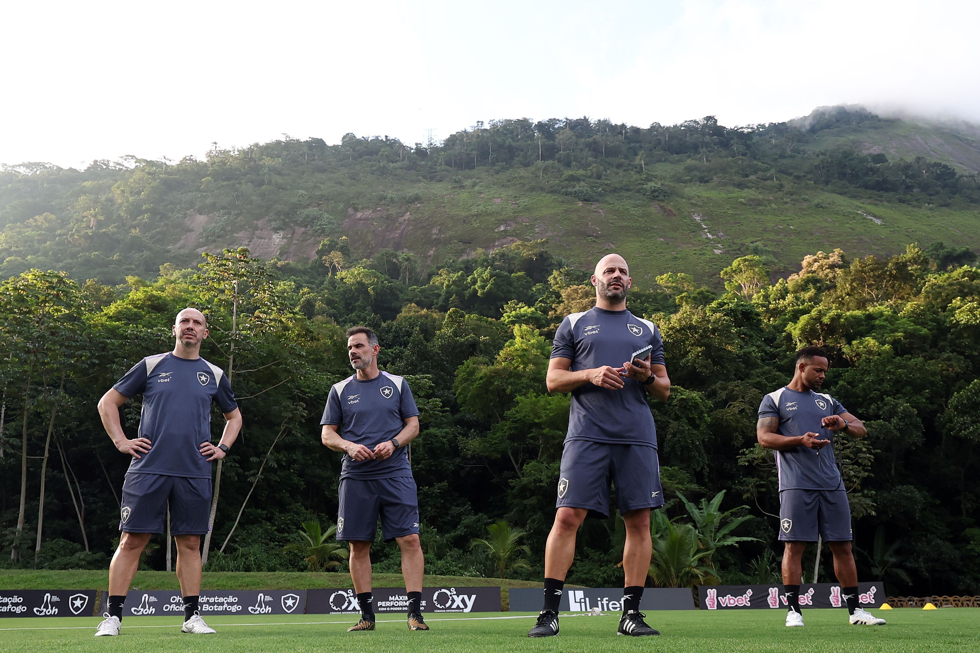 Botafogo promove plantio de 'grama de inverno' nos campos do CT; entenda