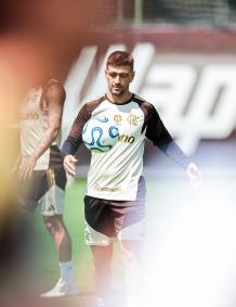 Arrascaeta aparece de cabelo ruivo em treino do Flamengo no Ninho do Urubu