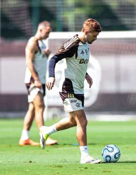 Arrascaeta aparece de cabelo ruivo em treino do Flamengo no Ninho do Urubu
