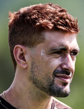Arrascaeta aparece de cabelo ruivo em treino do Flamengo no Ninho do Urubu