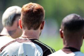 Arrascaeta aparece de cabelo ruivo em treino do Flamengo no Ninho do Urubu