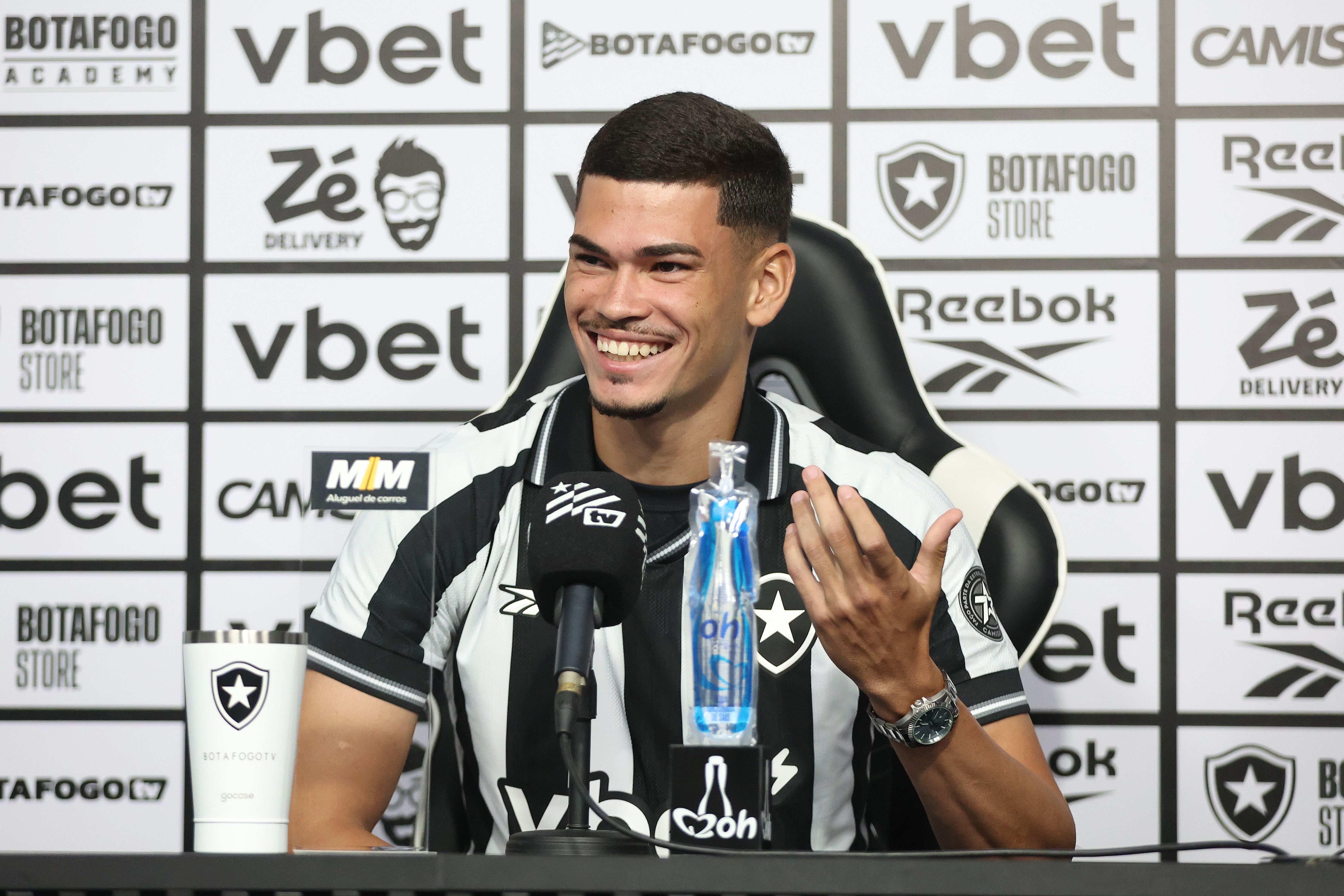 Novo reforço do Botafogo, Anthony celebra 'sonho' e elogia Franclim Carvalho