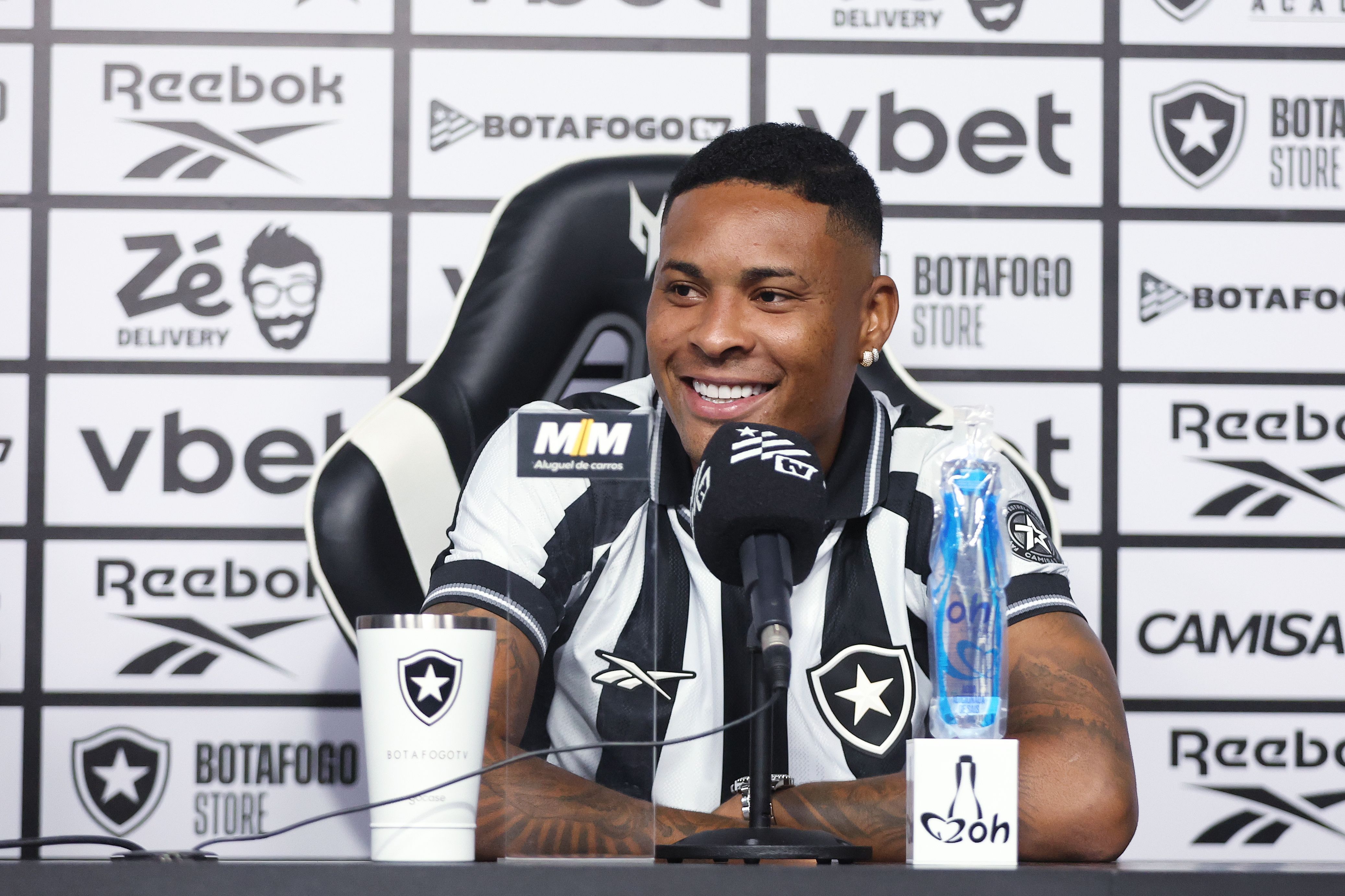 Caio Roque se espelha em Alex Telles e mira títulos pelo Botafogo