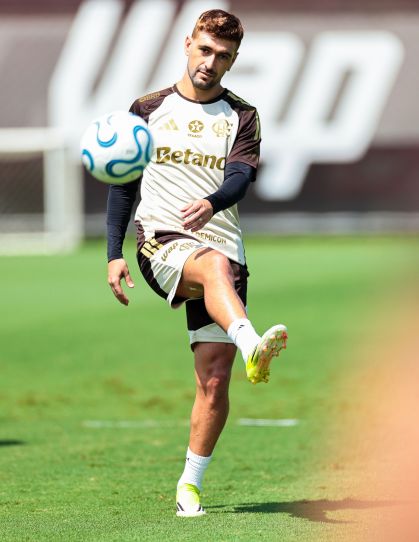 Arrascaeta aparece de cabelo ruivo em treino do Flamengo no Ninho do Urubu