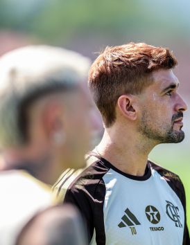 Arrascaeta aparece de cabelo ruivo em treino do Flamengo no Ninho do Urubu