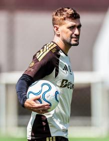 Arrascaeta aparece de cabelo ruivo em treino do Flamengo no Ninho do Urubu