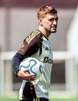 Arrascaeta aparece de cabelo ruivo em treino do Flamengo no Ninho do Urubu