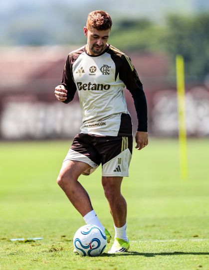 Arrascaeta aparece de cabelo ruivo em treino do Flamengo no Ninho do Urubu