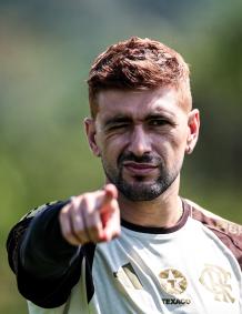 Arrascaeta aparece de cabelo ruivo em treino do Flamengo no Ninho do Urubu