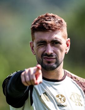 Arrascaeta aparece de cabelo ruivo em treino do Flamengo no Ninho do Urubu