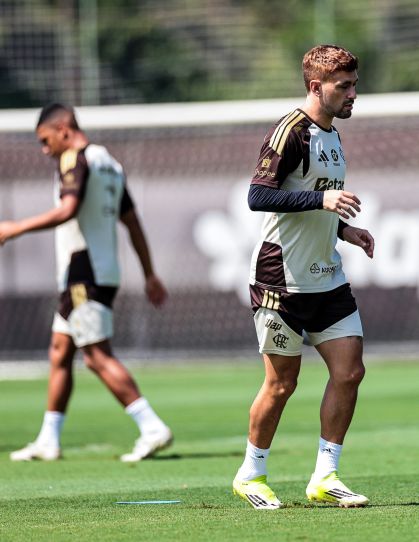 Arrascaeta aparece de cabelo ruivo em treino do Flamengo no Ninho do Urubu